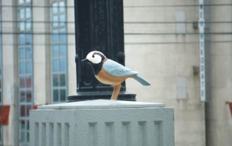 坂標の上には市の鳥であるヤマガラの飾り