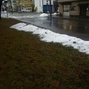 雨で雪が融けた道路