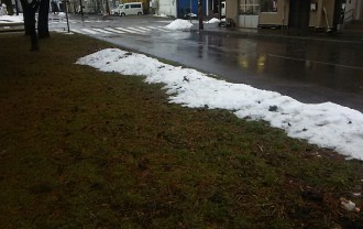 雨で雪が融けた道路