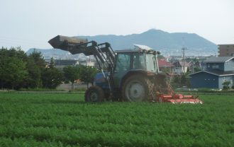 亀田中野町・畑の中のトラクター