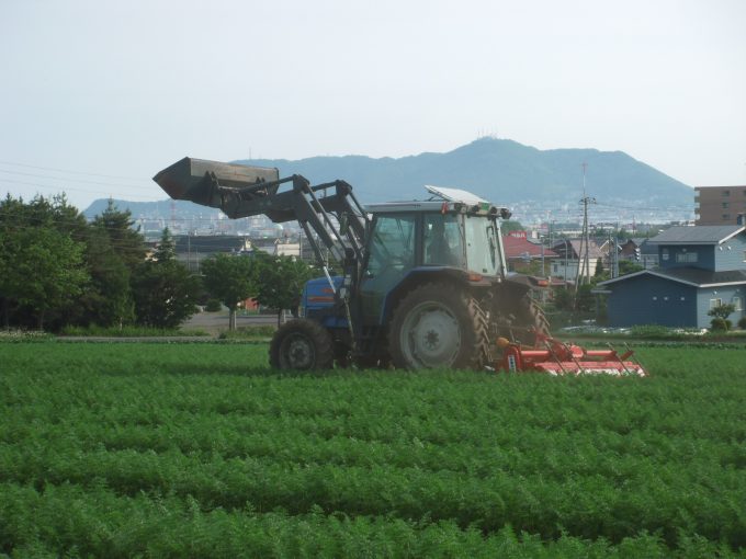 亀田中野町・畑の中のトラクター